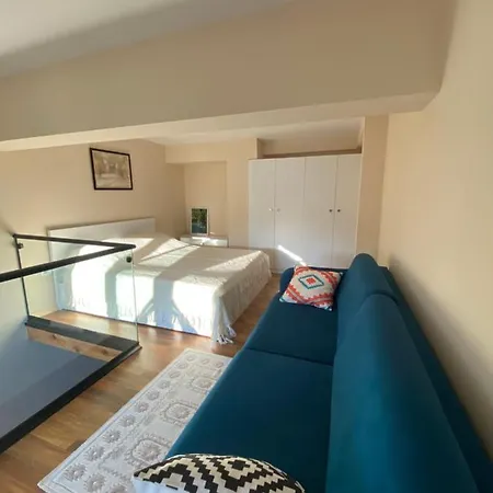 Jon's Duplex Tirana